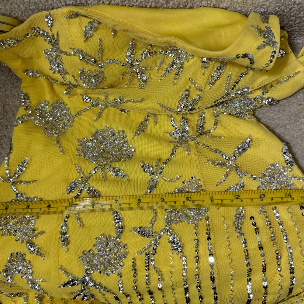 Sold as is 4-6 size waist30.also the top shoulder is loose but that can be sewed